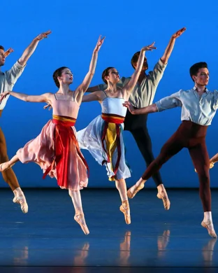 Celebrando Tradiciones theatre performance